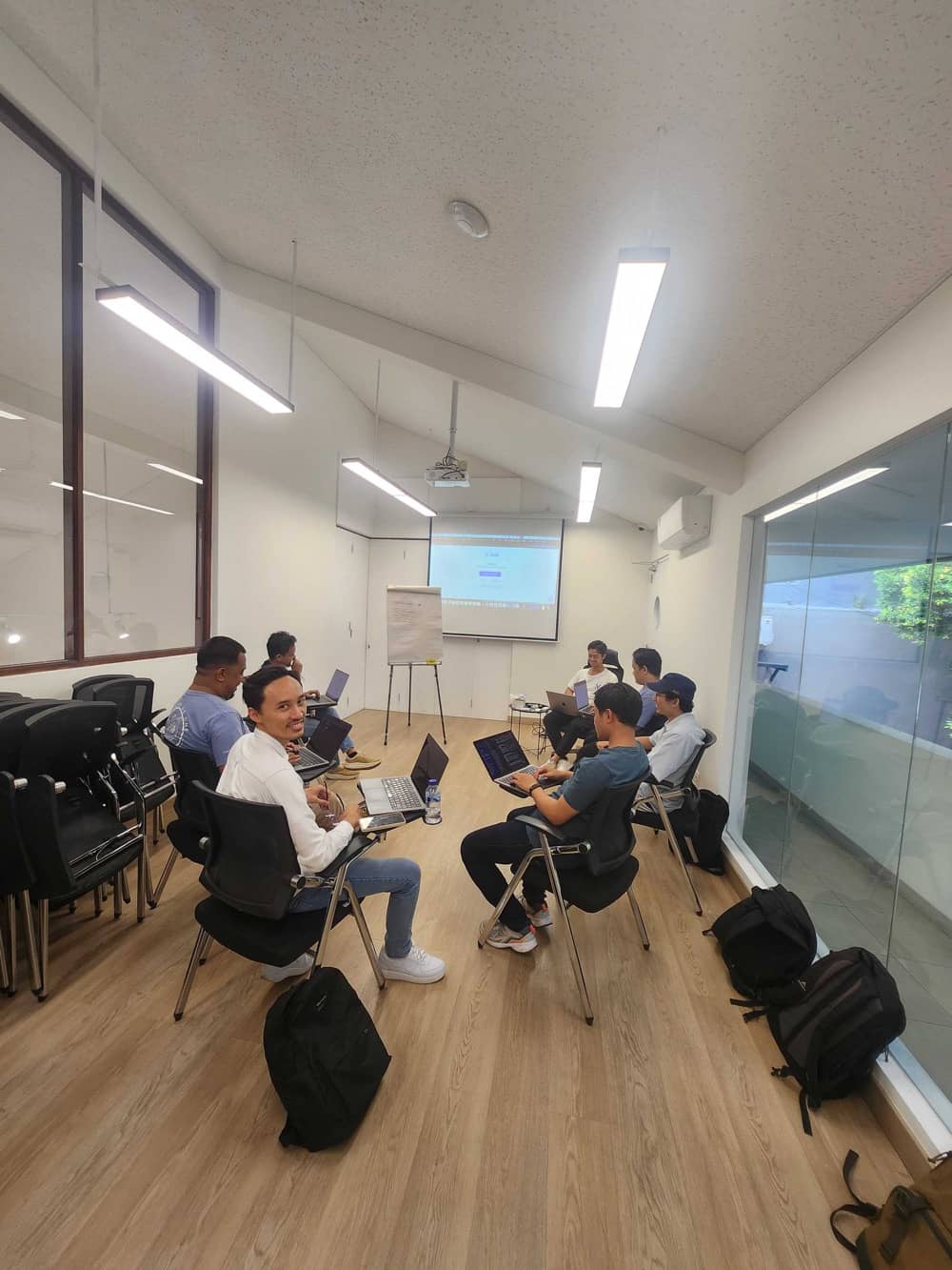 Tim IT Modernvet berdiskusi di ruang meeting mvacademy